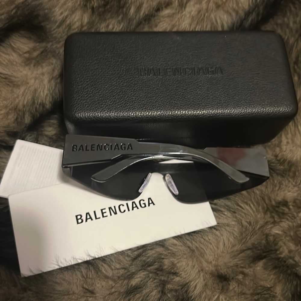 BALENCIAGA FUTURISTIC SUNGLASSES - Picture 2 of 5